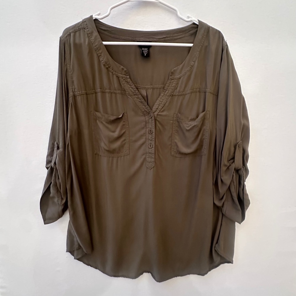 Torrid Womens Plus Size 2 Olive Green Rayon Roll Tab Sleeve Henley Blouse
